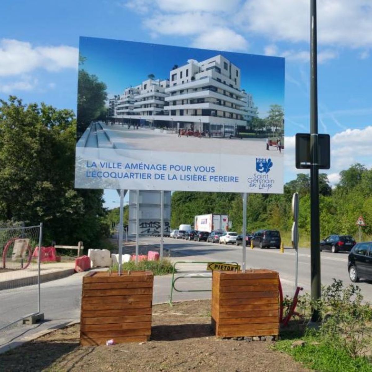 Panneau de chantier avec socle habillé en bois