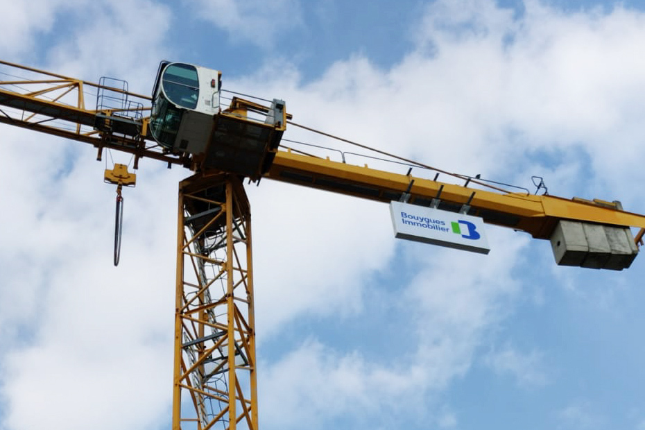 caisson-lumineux-grue-bouygues-construction