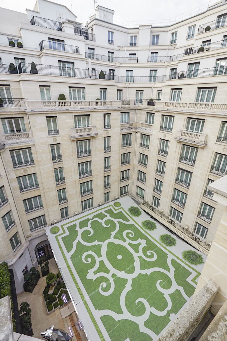 habillage-chantier:bache-grand-format-travaux-hotel-georgeV