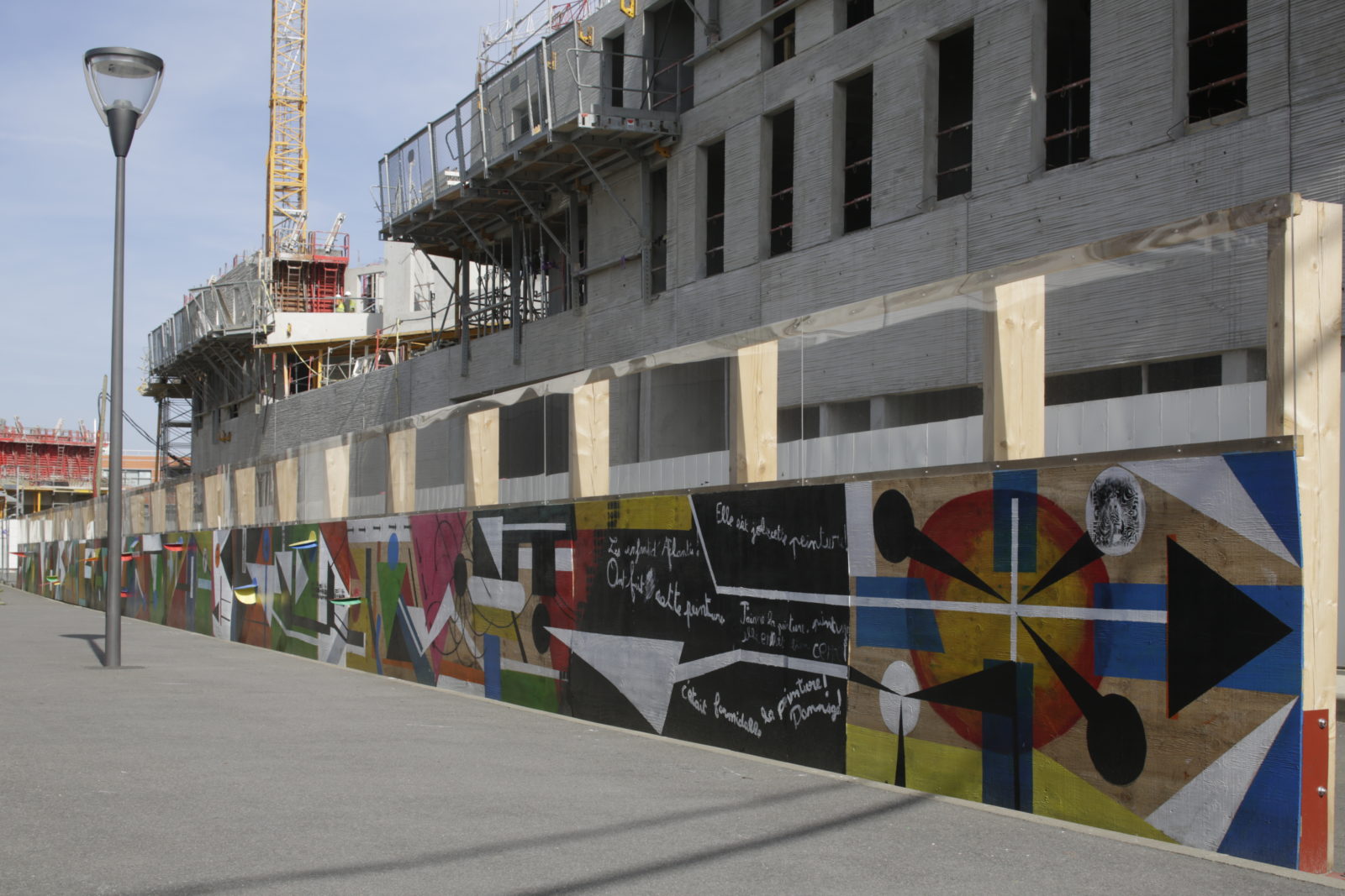 palissade-chantier-bois-enfants-streetart